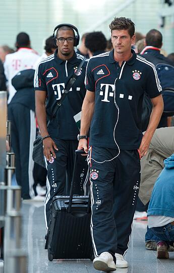 Die übrigen sechs deutschen Nationalspieler (hier Gomez und Boateng) erhielten nach einem Laktat-Test am Morgen grünes Licht für den Marketingtrip.