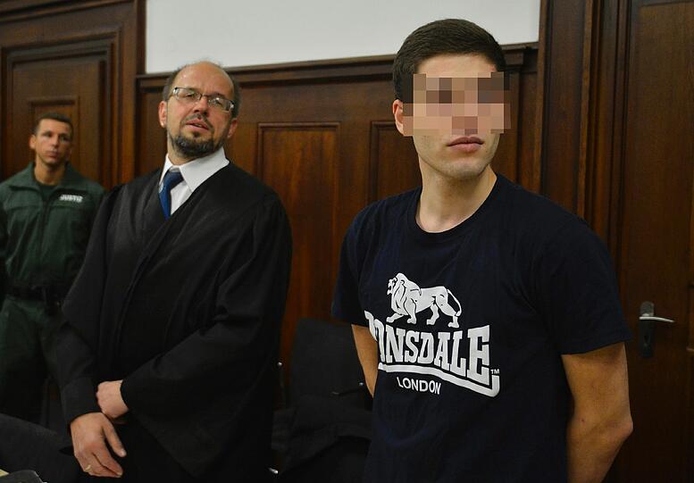 Prozessauftakt in Nürnberg: Die Verteidigung hält den Totschlagsvorwurf für übertrieben, zumal aus ihrer Sicht nicht bewiesen ist, dass ihr Mandant zugestochen hat.