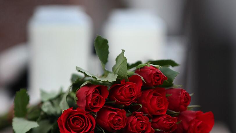 Rote Rosen, Kerzen und Kuscheltiere liegen vor dem Haus, in dem die kleinen Mädchen starben. Rote Rosen, Kerzen und Kuscheltiere liegen vor dem Haus, in dem die kleinen Mädchen starben.