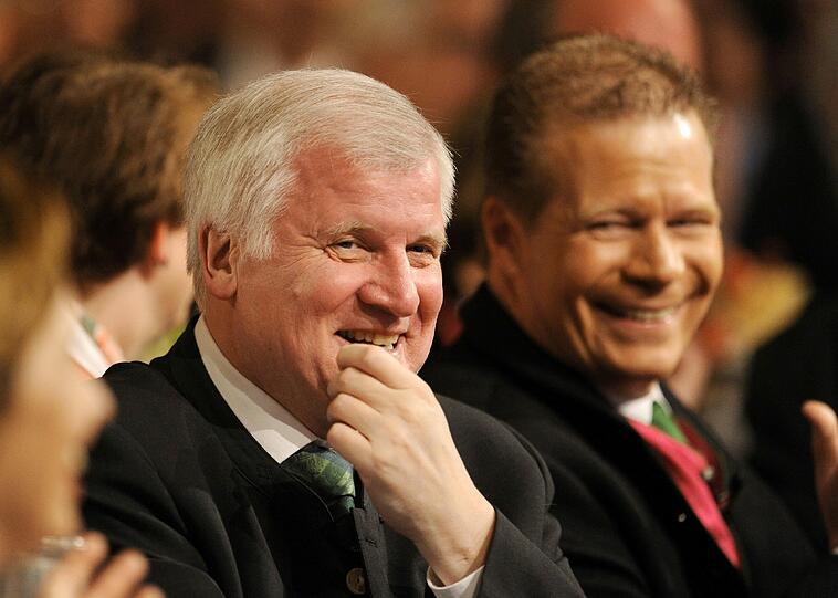 Der bayerische Ministerpräsident Horst Seehofer (CSU, l) und der Paulaner-Geschäftsführer Andreas Steinfatt lachen.