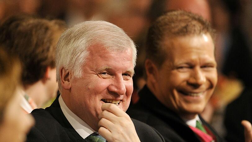 Der bayerische Ministerpräsident Horst Seehofer (CSU, l) und der Paulaner-Geschäftsführer Andreas Steinfatt lachen.