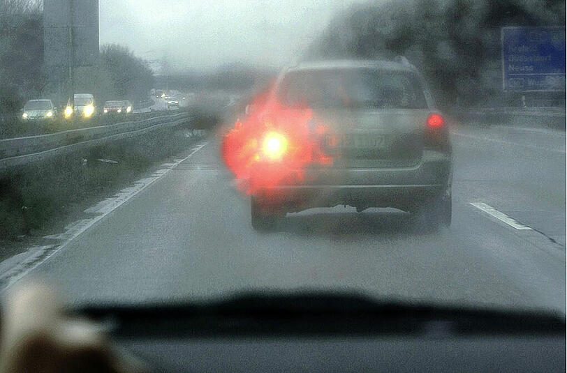 Was tun bei beschlagenen Scheiben im Herbst und im Winter: Bloß nicht einfach wischen!