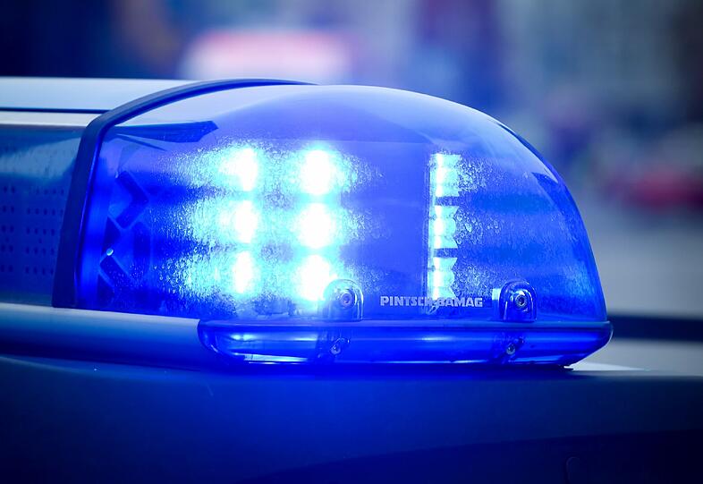 Die Polizei konnte den Fahrer auffinden, nachdem er ein Verkehrszeichen umgefahren hatte.