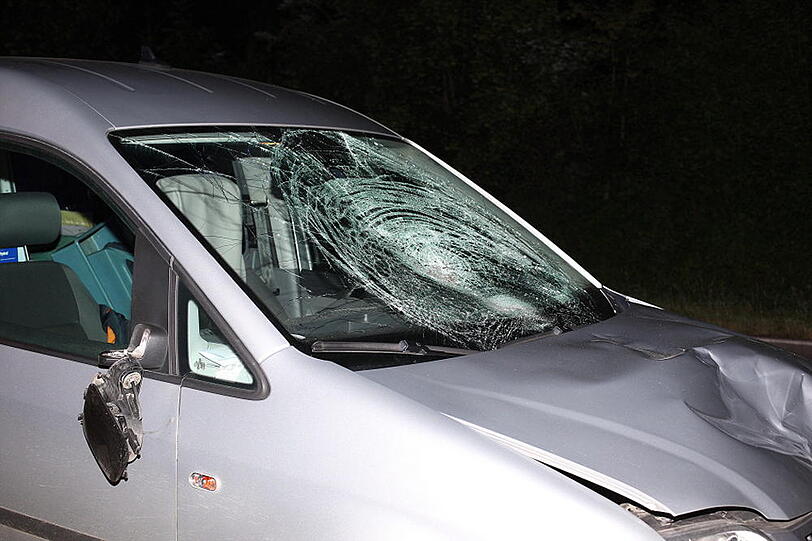 Tragischer Zusammenstoß in Altenmarkt: Ein VW Caddy erwischt am frühen Samstagmorgen einen Fußgänger frontal.