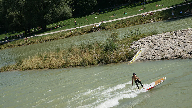 Auch anderswo wird gesurft: Hier auf der Isar zwischen Reichenbach- und Wittelsbacherbrücke.