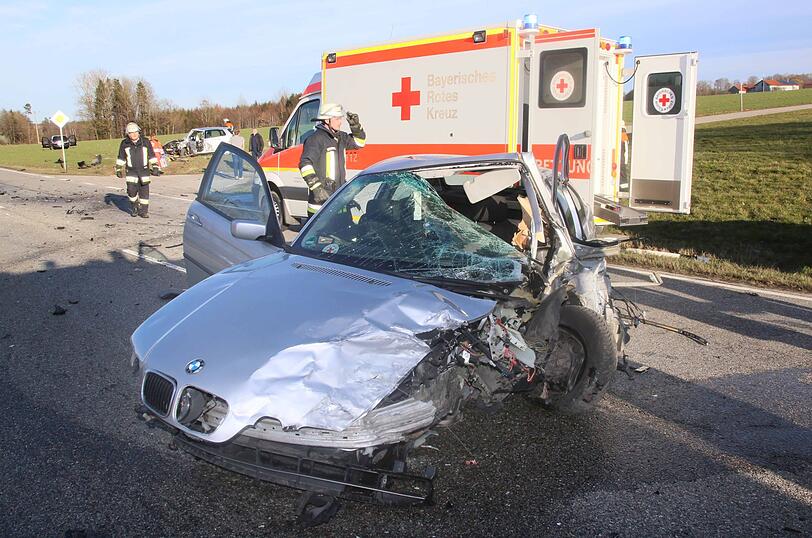 Am Karfreitag kam es zu einem Frontal-Crash auf der B12. 6 Menschen wurden verletzt, zwei von ihnen schwer.