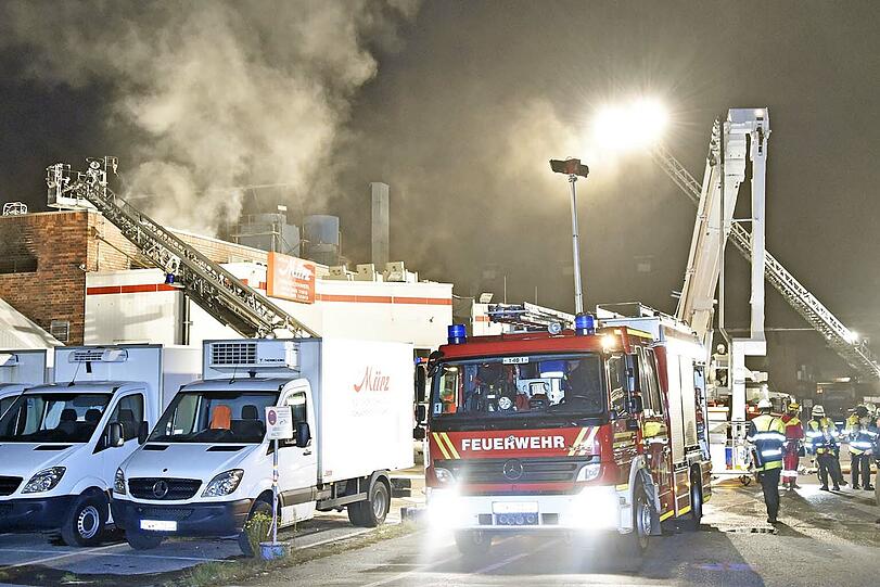 Um das Feuer zu löschen, muss die Feuerwehr das Dach der Schlachthof-Halle mit einer Spezialsäge  aufschneiden.