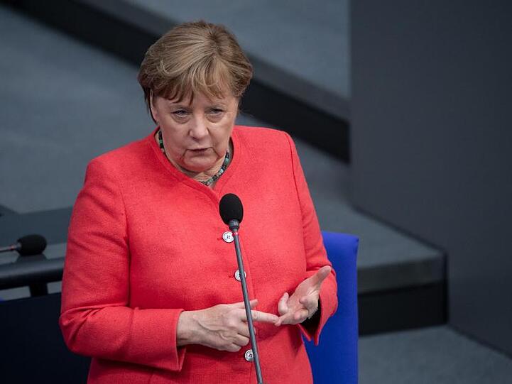 Bundeskanzlerin Angela Merkel (CDU) spricht bei einer Plenarsitzung im Bundestag. Foto: Bernd von Jutrczenka/dpa/Archivbild