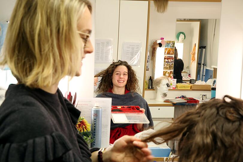 Eine sehr fröhliche Anna Woll wird in der Maske parat gemacht für ihre Rolle als Momo.