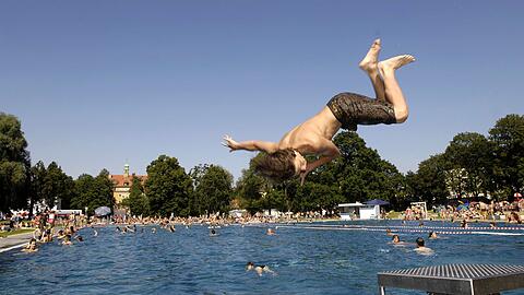 Das Schyrenbad ist das älteste Freibad Münchens: Es liegt an der Claude-Lorrain-Straße 24 im Stadtteil Untergiesing rechts der Isar, oberhalb der Wittelsbacherbrücke und unterhalb der Baumschule Bischweiler.