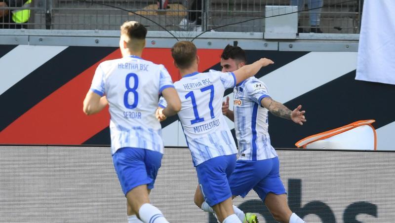 Herthas Suat Serdar (l-r), Maximilian Mittelstädt und Torschütze Marco Richter jubeln nach dem Tor zum 1:0.
