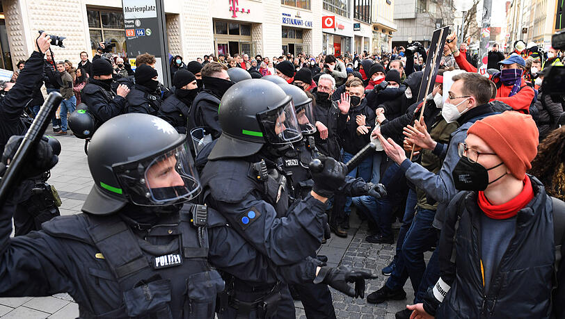Polizisten stehen mit gezogenen Schlagstöcken einigen Demonstranten aus der linksautonomen Szene am Marienplatz gegenüber. (Archiv)