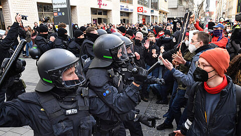 Polizisten stehen mit gezogenen Schlagstöcken einigen Demonstranten aus der linksautonomen Szene am Marienplatz gegenüber. (Archiv)
