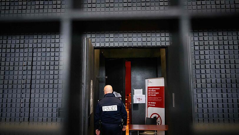Der sogenannte Maskenmann hat vor Gericht in Frankreich bestritten, den kleinen Jonathan get&ouml;tet zu haben.