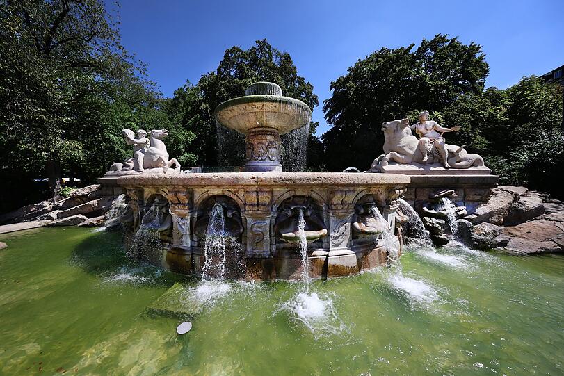 Läuft noch: der Wittelsbacherbrunnen am Lenbachplatz. Läuft noch: der Wittelsbacherbrunnen am Lenbachplatz.