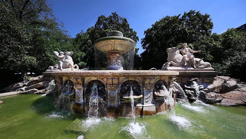 Läuft noch: der Wittelsbacherbrunnen am Lenbachplatz. Läuft noch: der Wittelsbacherbrunnen am Lenbachplatz.