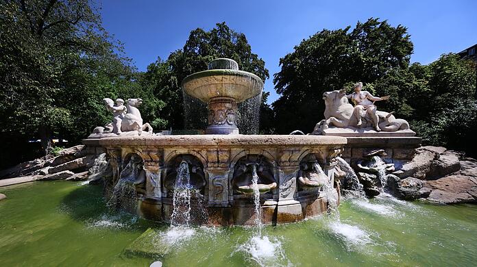 Läuft noch: der Wittelsbacherbrunnen am Lenbachplatz. Läuft noch: der Wittelsbacherbrunnen am Lenbachplatz.