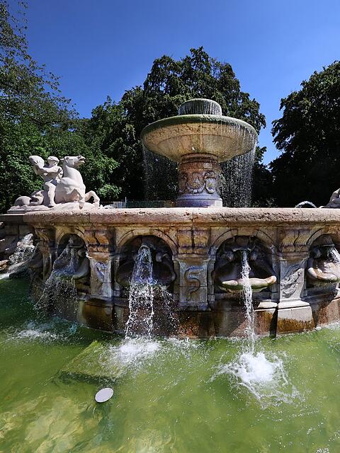 L&auml;uft noch: der Wittelsbacherbrunnen am Lenbachplatz.