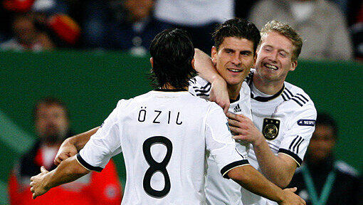 Mario Gomez (Mitte) jubelt mit Mesut Özil (l) and Andre Schürrle über den Treffer zum 3:0. Mario Gomez (Mitte) jubelt mit Mesut Özil (l) and Andre Schürrle über den Treffer zum 3:0.
