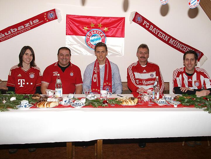 Weihnachtsüberraschung: Die Bayern-Stars Rafinha, Badstuber, Kroos, Boateng & Co. waren am Wochenende bei zahlreichen Fanklubs zu Besuch - und als Präsent hatten sie nach dem 4:1-Sieg gegen Werder Bremen sogar die Tabellenführung im Gepäck: Die Bilder.