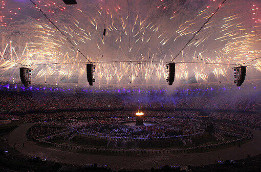 Die Feuerwerke funkelten, die Show faszinierte und ganz London war in Aufruhr: Am Freitagabend wurden die Olympischen Spiele 2012 mit viel Bombast eröffnet.