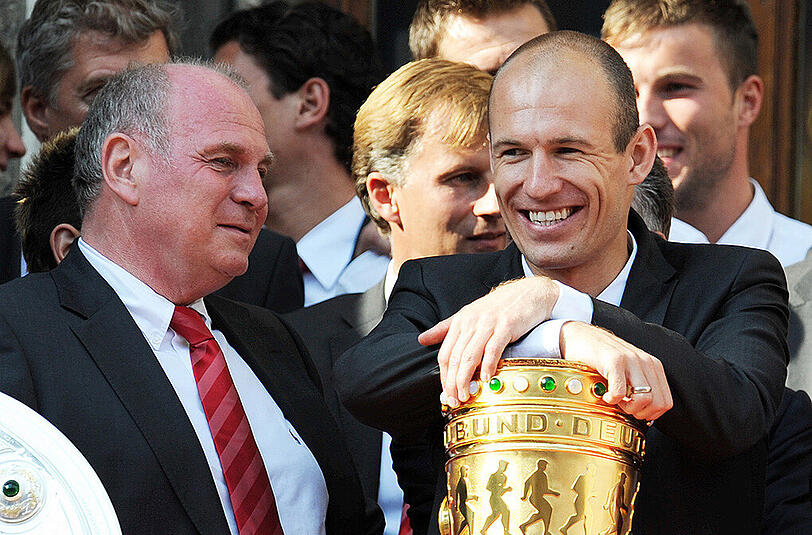 Ein Bild aus dem Jahr 2010: Uli Hoeneß (l.) und Arjen Robben bei der Double-Feier auf dem Münchner Rathausbalkon.