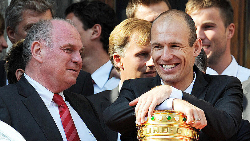 Ein Bild aus dem Jahr 2010: Uli Hoeneß (l.) und Arjen Robben bei der Double-Feier auf dem Münchner Rathausbalkon. Ein Bild aus dem Jahr 2010: Uli Hoeneß (l.) und Arjen Robben bei der Double-Feier auf dem Münchner Rathausbalkon.