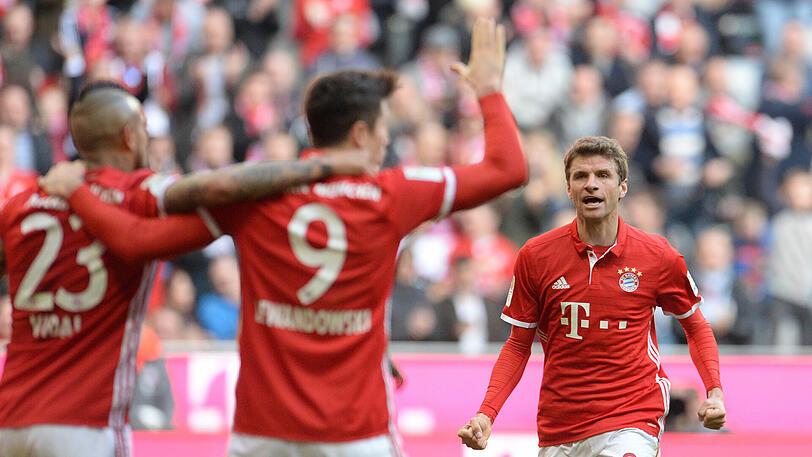 Die Bayern jubeln über das Tor von Robert Lewandowski zum 1:0 gegen Eintracht Frankfurt. Die Einzelkritik zum Durchklicken.