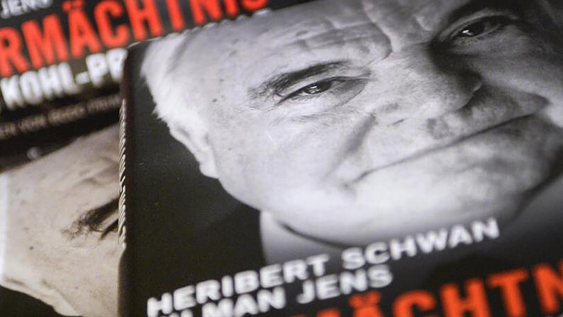 Bücher mit dem Titel "Vermächtnis. Die Kohl-Protokolle" liegen auf einem Stapel.