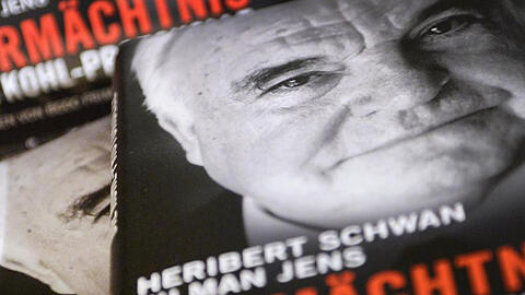 Bücher mit dem Titel "Vermächtnis. Die Kohl-Protokolle" liegen auf einem Stapel.