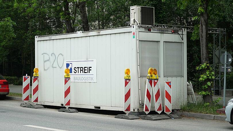 Warnbaken und Graffiti - sieht aus wie jeder andere Baucontainer auch.
