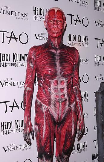 2011 feierte Heidi Klum in einem Kostüm, in dem sie aussah, als entstammte sie direkt einem Medizinlehrbuch.