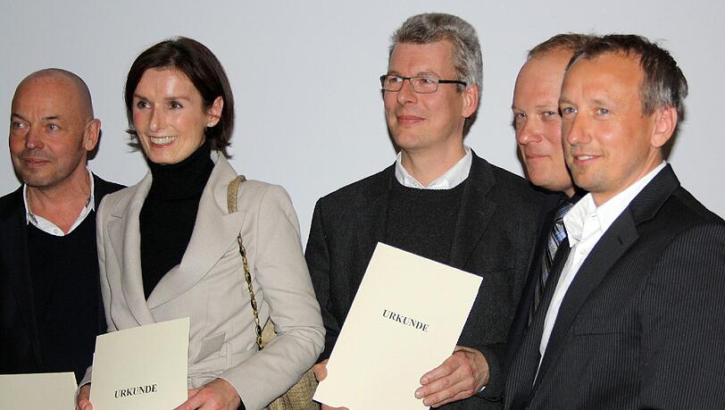 Bei der Preisverleihung (v. l.): Architekt Amandus Sattler und die Gewofag-Mitarbeiter Gordona Sommer,Robert Zengler,Götz Kessler und Christian Jakob. Bei der Preisverleihung (v. l.): Architekt Amandus Sattler und die Gewofag-Mitarbeiter Gordona Sommer,Robert Zengler,Götz Kessler und Christian Jakob.