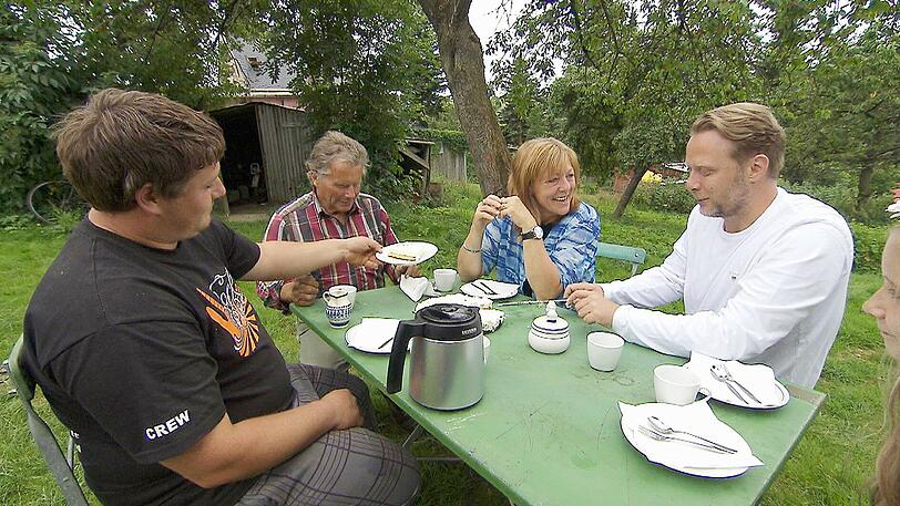 Bei Kaffee und Kuchen kommen sich alle schnell näher und haben viel Spaß.