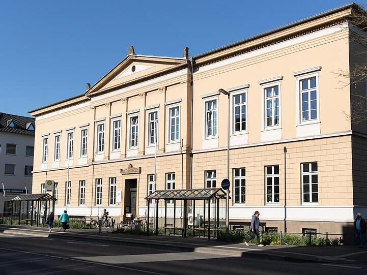 Blick auf das Gebäude des Landgerichts. Mit der Anklageverlesung hat heute der Mordprozess gegen eine 15-Jährige begonnen.