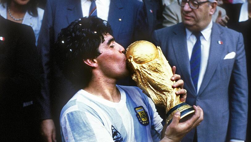 Der Mann, der WM-Pokal, die Legende: Fußball-Genie Diego Maradona feiert seinen 60. Geburtstag. 1986 führte er Argentinien zum WM-Titel. Der Mann, der WM-Pokal, die Legende: Fußball-Genie Diego Maradona feiert seinen 60. Geburtstag. 1986 führte er Argentinien zum WM-Titel.