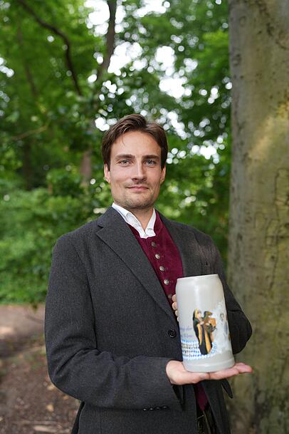 Der Wiener Matthias Wallig ist der Künstler, der den diesjährigen Krug der Wiesn-Wirte gestalten durfte. Der Wiener Matthias Wallig ist der Künstler, der den diesjährigen Krug der Wiesn-Wirte gestalten durfte.