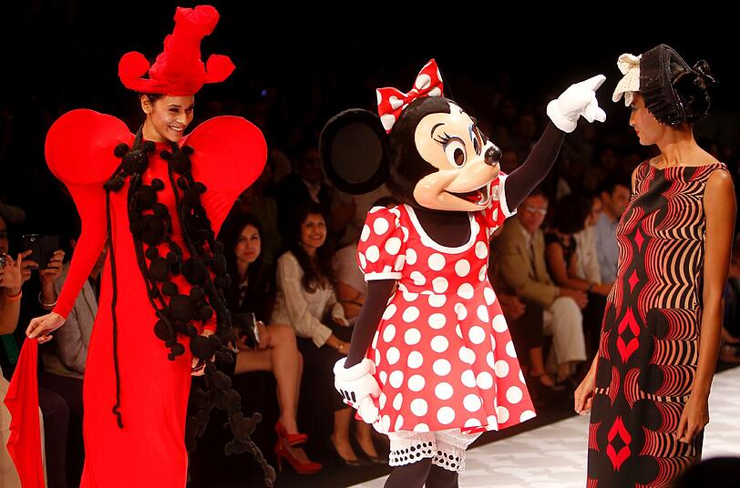 Fashion Week in der indischen Hafenmetropole Mumbai: Manche Kreationen sehen aus, als kämen sie von einem anderen Planeten. Der Stil bewegt sich in gewagter Weise zwischen Lady Gaga, Star Wars und Minnie Maus.