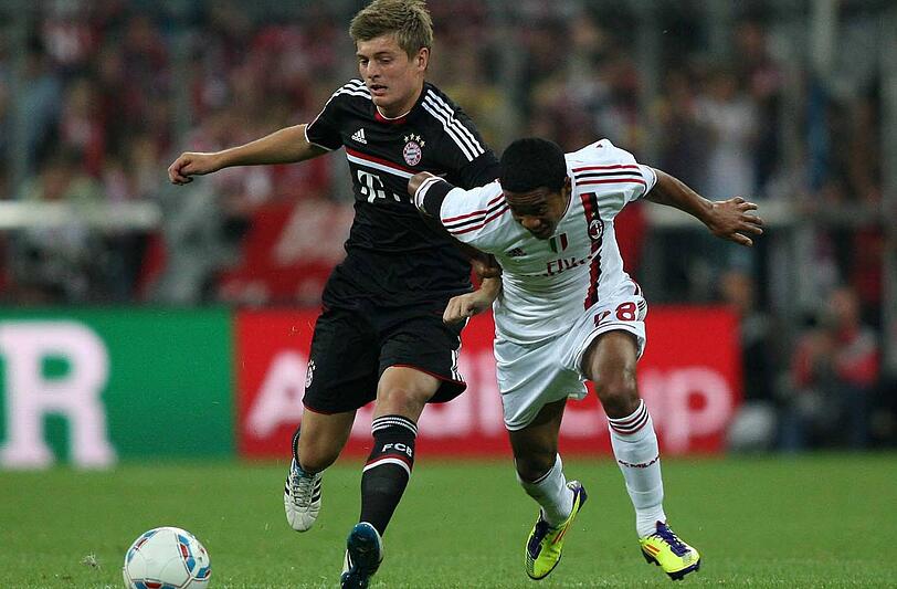Szene vom Audi-Cup 2011, vom Spiel des FC Bayern gegen den AC Mailand: Toni Kroos (l.) im Zweikampf mit Urby Emanuelson.