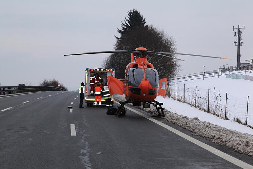 Schwerer Lkw-Unfall auf der A8 bei Frasdorf: Ein Lastwagen war in ein liegengebliebenes Fahrzeug gerast. Die Bilder.