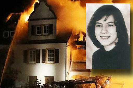 Nun ist das Haus, in dem Anneliese Michel starb, abgebrannt. Mancher Betrachter sieht am Balkon eine Gestalt. Sie auch?