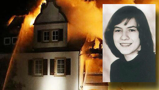 Nun ist das Haus, in dem Anneliese Michel starb, abgebrannt. Mancher Betrachter sieht am Balkon eine Gestalt. Sie auch? Nun ist das Haus, in dem Anneliese Michel starb, abgebrannt. Mancher Betrachter sieht am Balkon eine Gestalt. Sie auch?