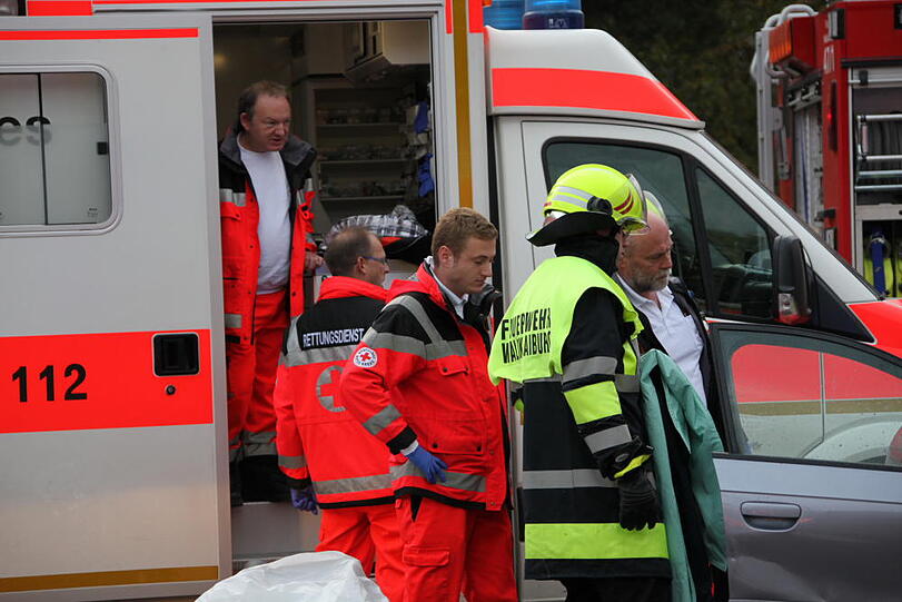 Unfall auf einer Kreuzung in Waldkraiburg. Eine Person wurde im Fahrzeug eingeschlossen und musste von der Feuerwehr befreit werden. Die Bilder vom Unfallort.
