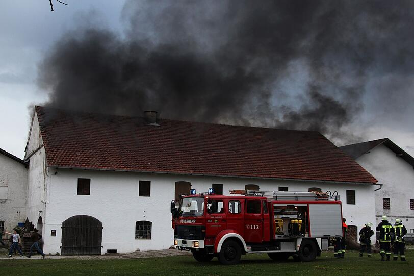 Rauch steht über dem Gebäude in Aschau am Inn
