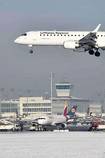 Am Mittwoch kollidierte am Münchner Flughafen ein Airbus mit zwei Enteisungsfahrzeugen. Es entstand ein hoher Sachschaden.