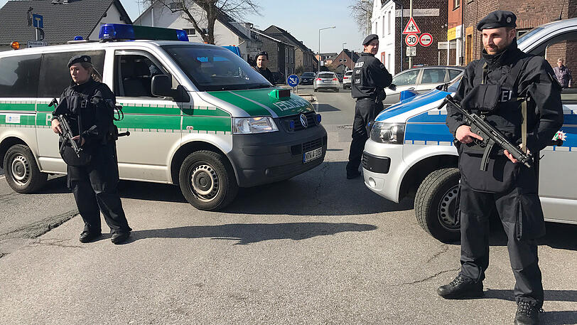 Polizeifahrzeuge sperren in Duisburg (Nordrhein-Westfalen) eine Straße. Ein bewaffneter Mann hat am Donnerstagmorgen eine Bank in Duisburg überfallen.