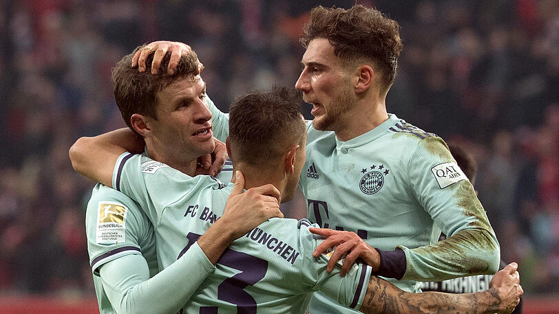 Leon Goretzka  mit Joshua Kimmich und Thomas Müller
