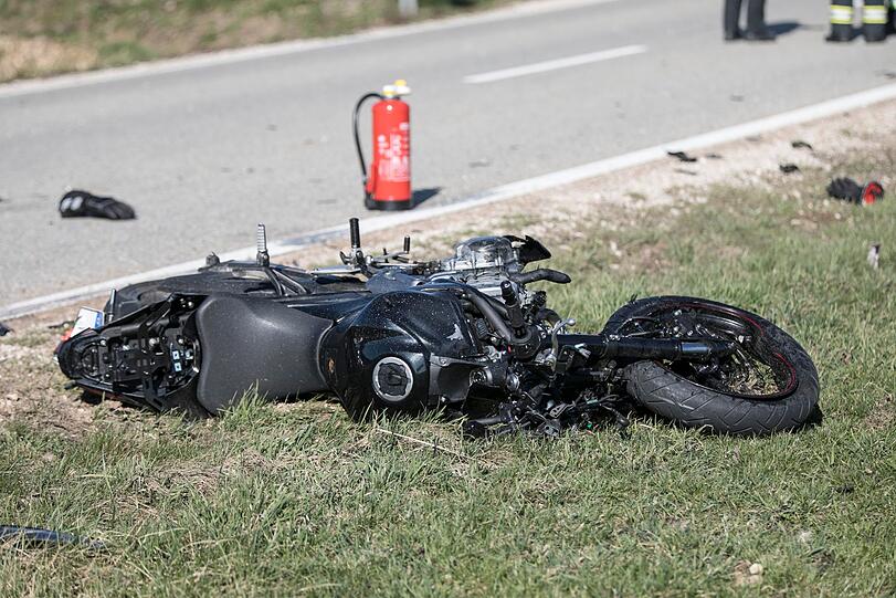 Ein 18-jähriger Motorradfahrer ist am Donnerstagmorgen bei einem Unfall mit einem Betonmischer getötet worden.