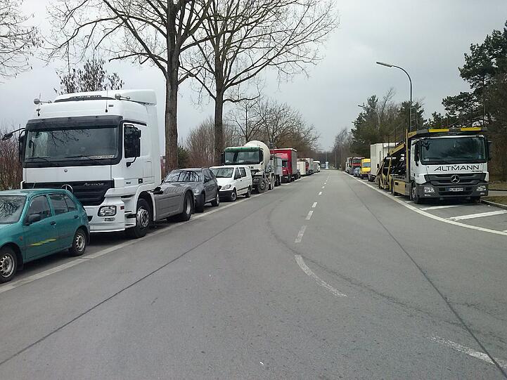 Eine Menge abgestellter Fahrzeuge verschandelt erheblich unsere Wohngegend und belastet das Naturschutzgebiet Nordhaide.