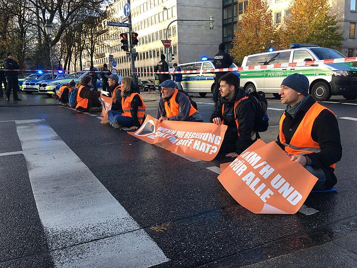 Klima-Aktivisten haben sich in München erneut auf die Straße geklebt.